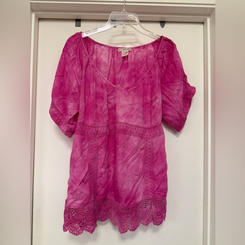Billabong fuschia crochet edged, short sleeve tunic / size M
